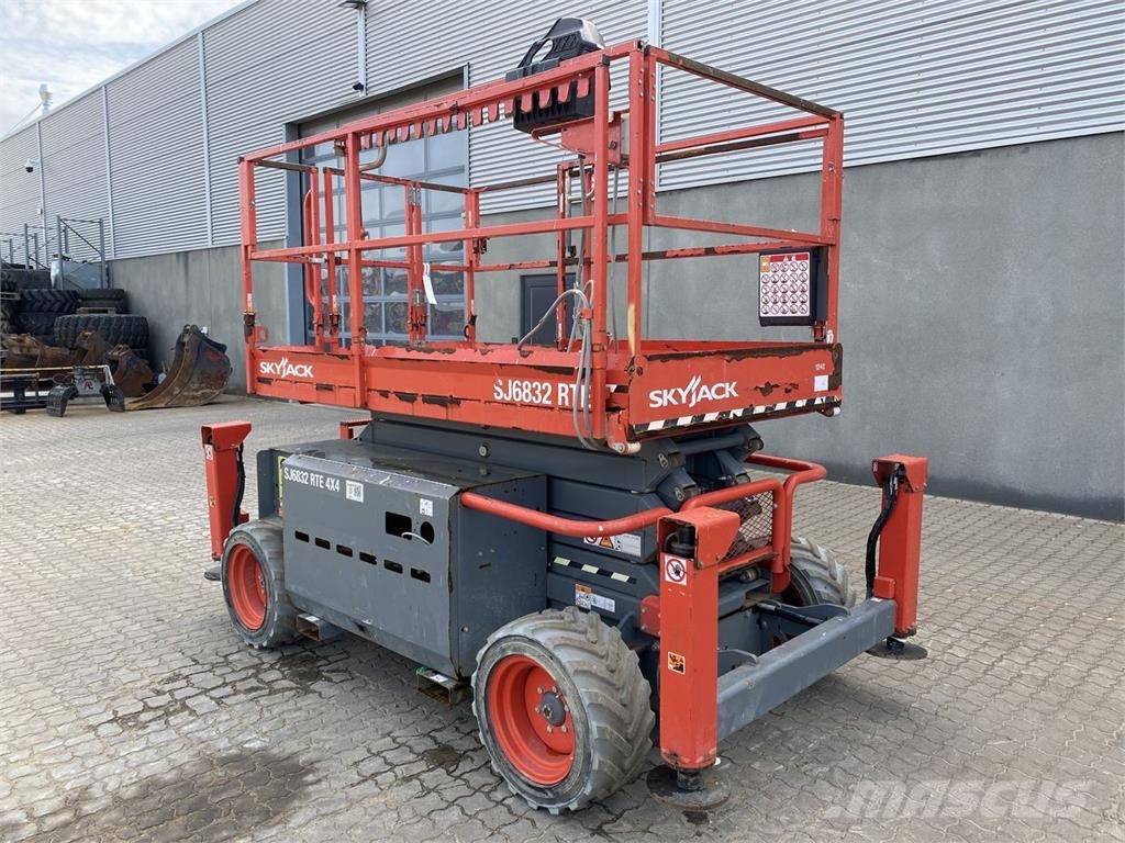 SkyJack SJ6832 RTE رافعات مقصية الشكل