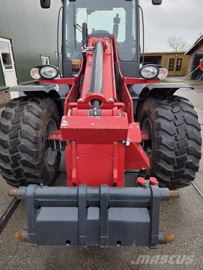 Schäffer T6680 前端裝載機和挖掘機