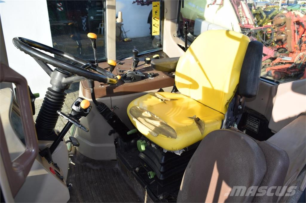 John Deere 6220 曳引機