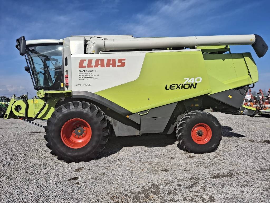 CLAAS Lexion 740 Combine harvesters