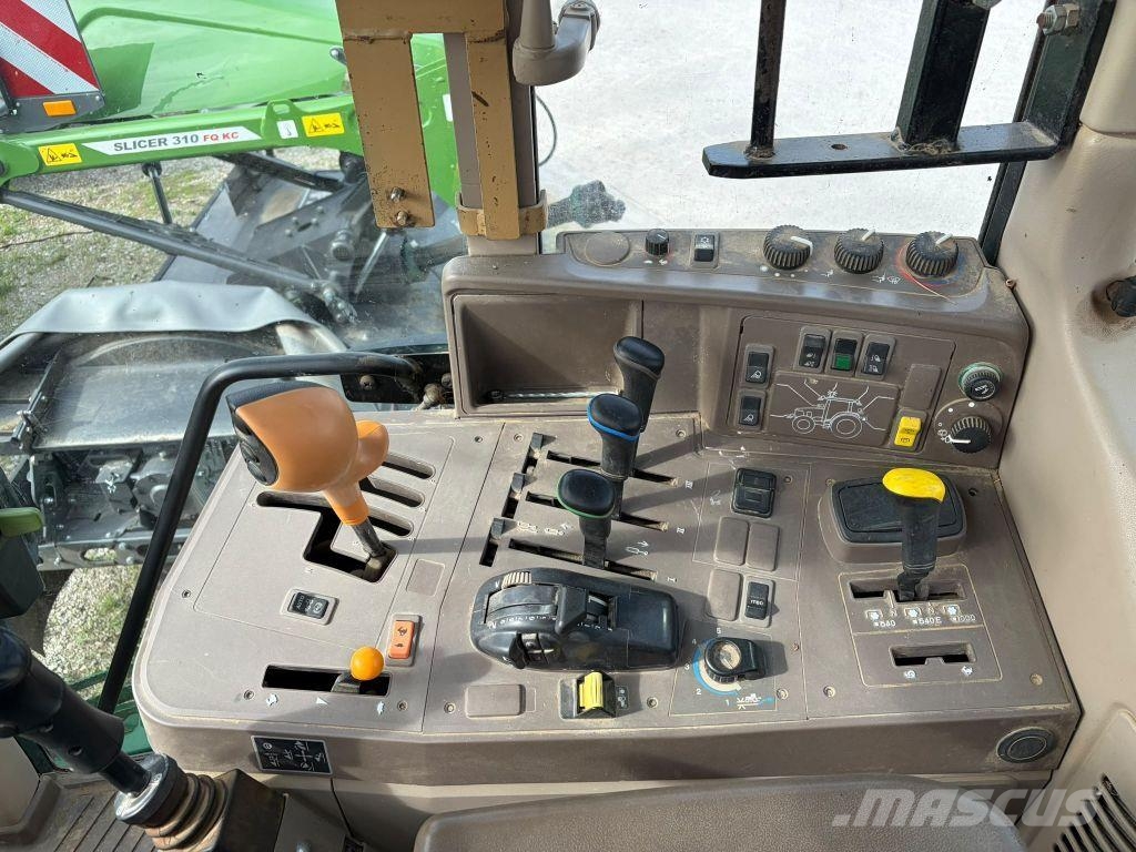 John Deere 6115M الجرارات