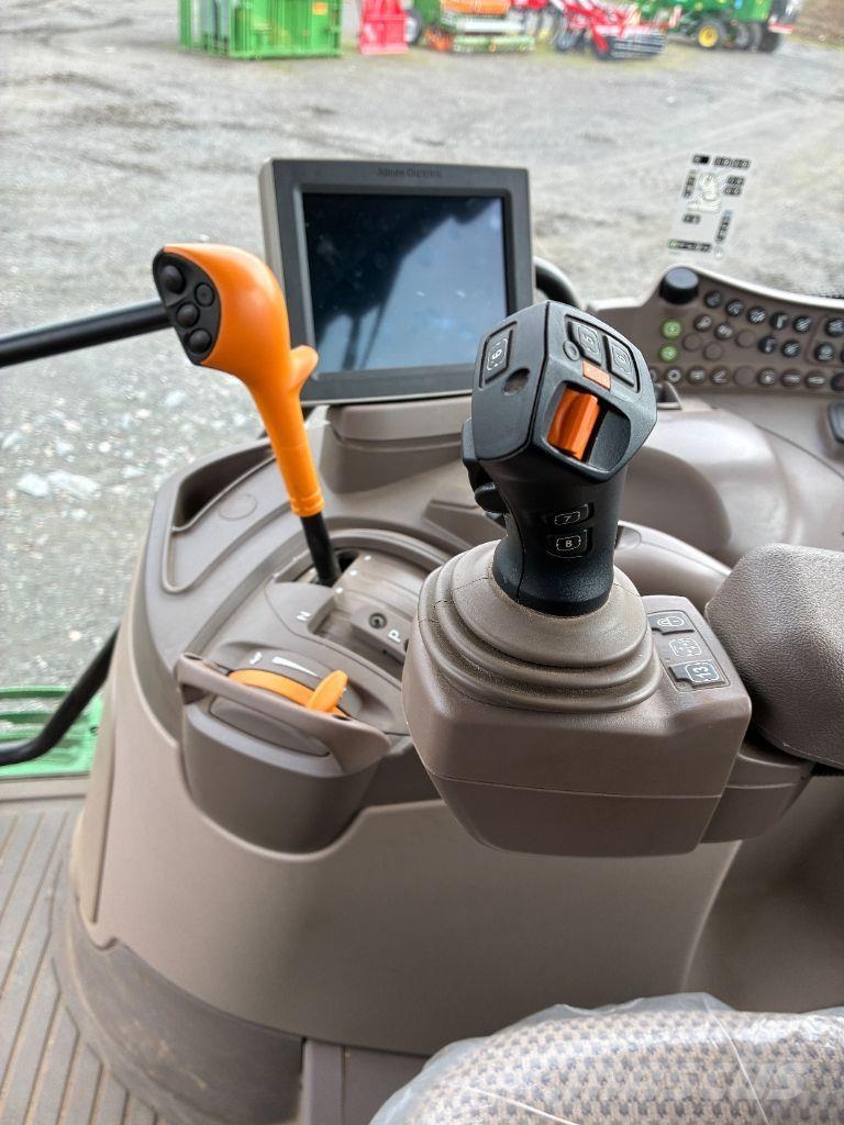 John Deere 6R 110 الجرارات
