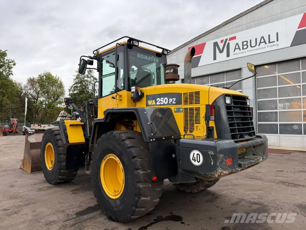 Komatsu WA250 PZ-6 //BJ. 2013 /8400H/SW/Gabel Radlader