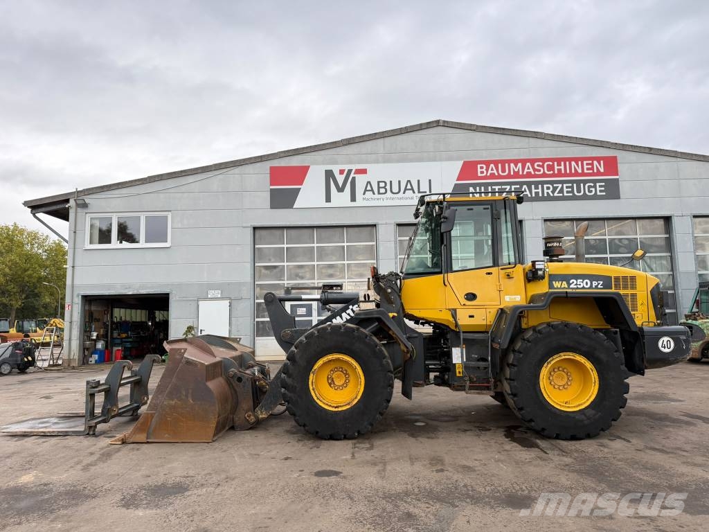 Komatsu WA250 PZ-6 //BJ. 2013 /8400H/SW/Gabel Radlader