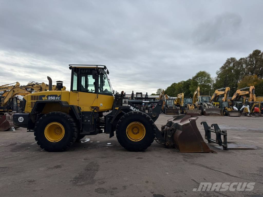 Komatsu WA250 PZ-6 //BJ. 2013 /8400H/SW/Gabel Radlader
