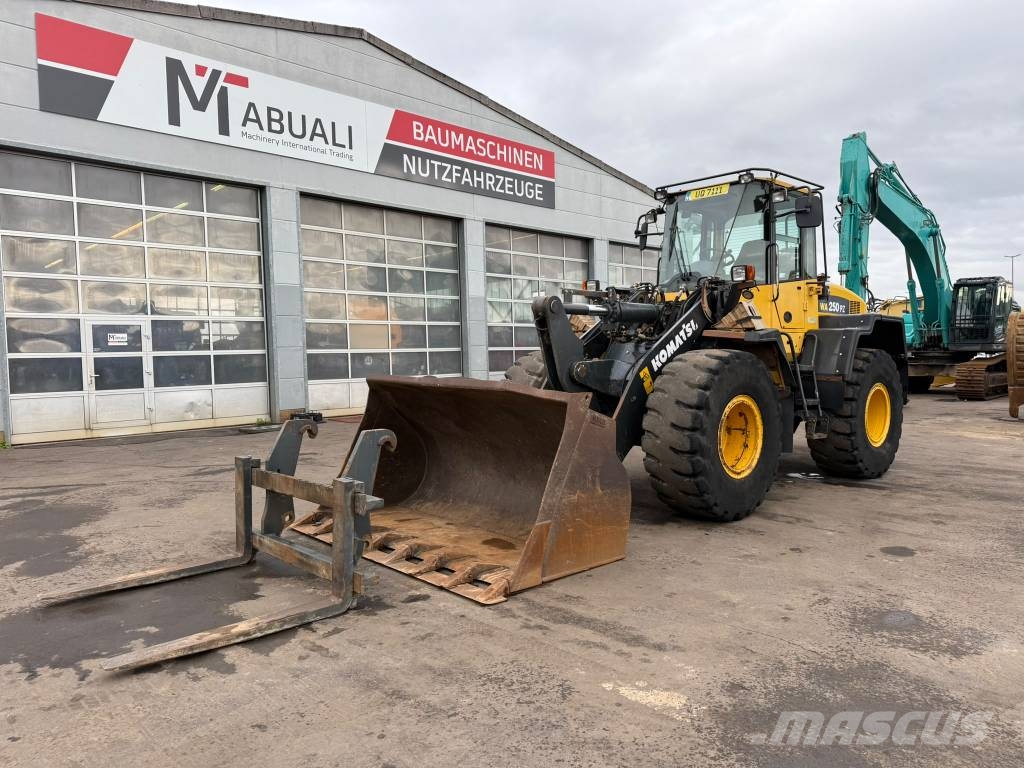 Komatsu WA250 PZ-6 //BJ. 2013 /8400H/SW/Gabel Radlader