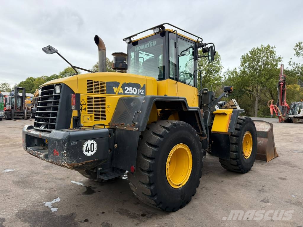 Komatsu WA250 PZ-6 //BJ. 2013 /8400H/SW/Gabel Radlader