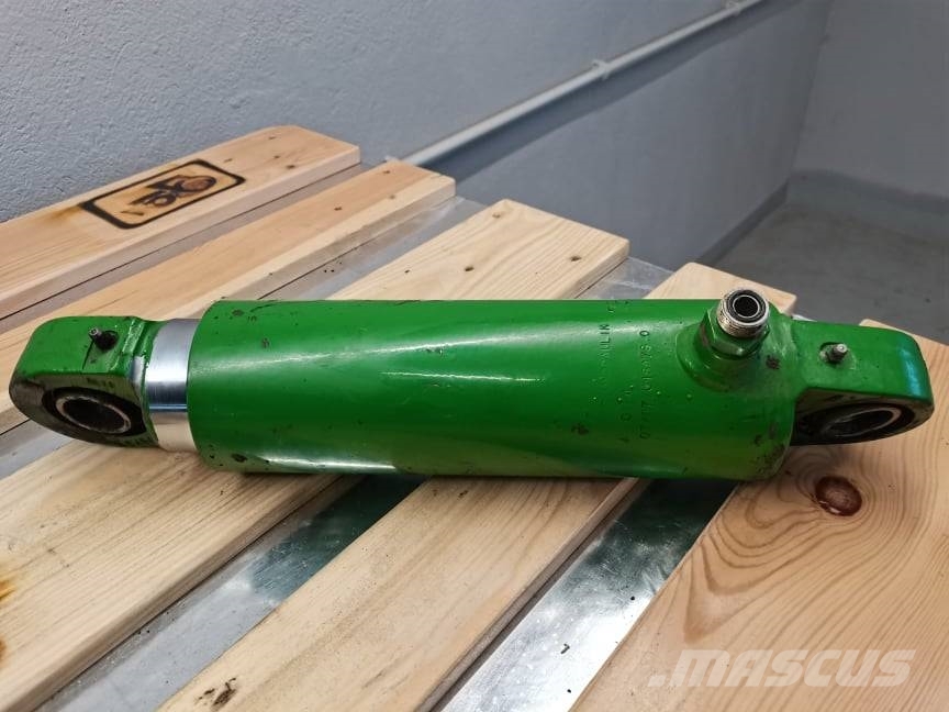 John Deere 6332 piston lift 018478.0} Výložníky a lžíce