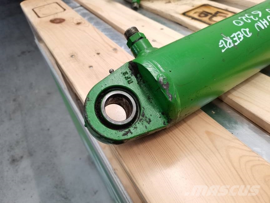John Deere 6332 piston lift 018478.0} Výložníky a lžíce