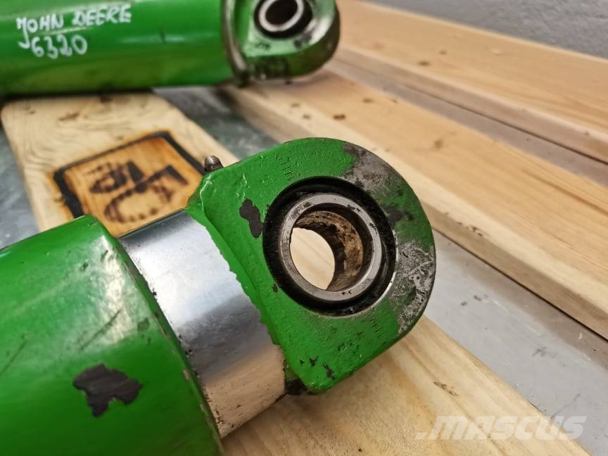 John Deere 6332 piston lift 018478.0} Výložníky a lžíce