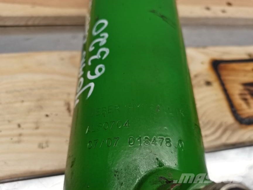 John Deere 6332 piston lift 018478.0} Výložníky a lžíce