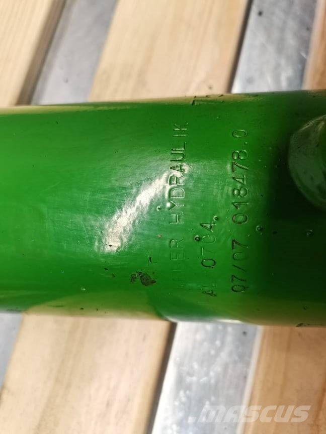 John Deere 6332 piston lift 018478.0} Výložníky a lžíce