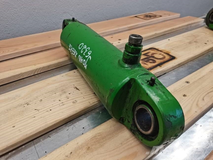 John Deere 6332 piston lift 018478.0} Výložníky a lžíce