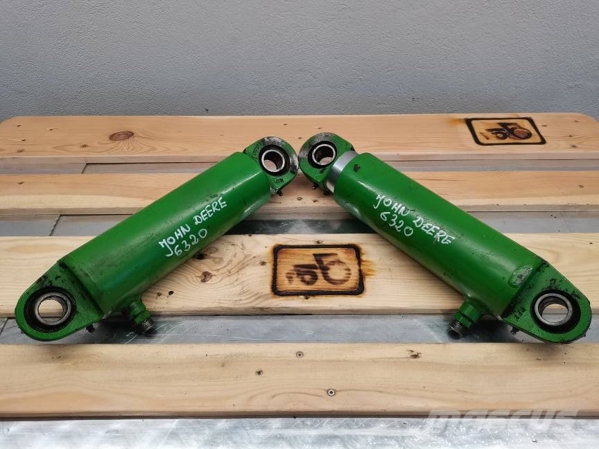 John Deere 6332 piston lift 018478.0} Výložníky a lžíce
