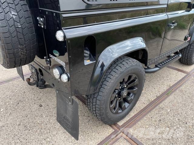Land Rover Defender X tech with black pack Voiture