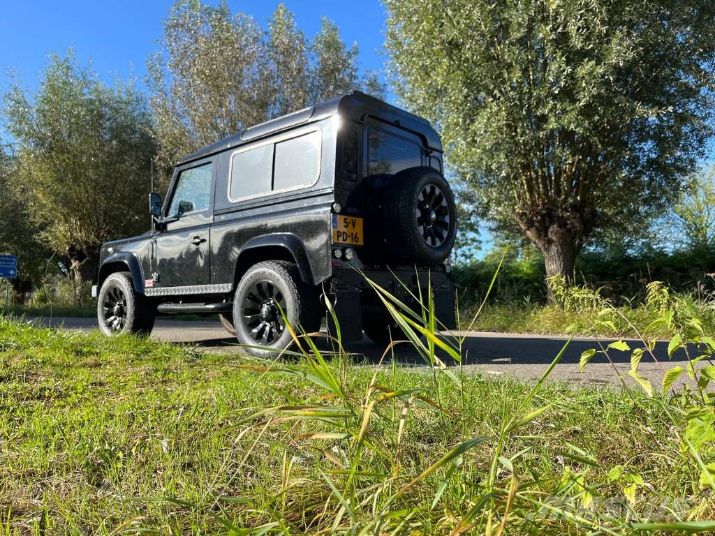 Land Rover Defender X tech with black pack Voiture