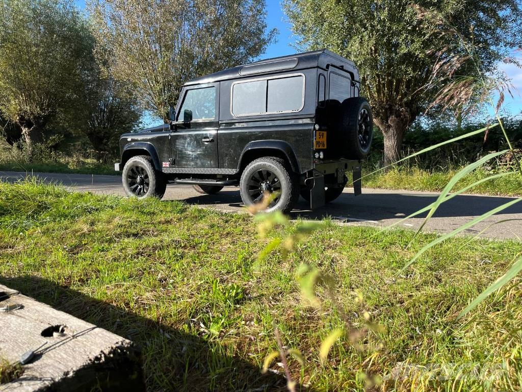 Land Rover Defender X tech with black pack Voiture