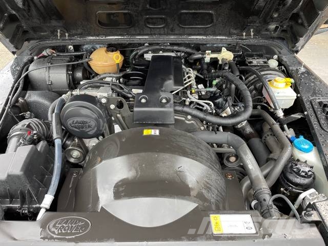 Land Rover Defender X tech with black pack Voiture