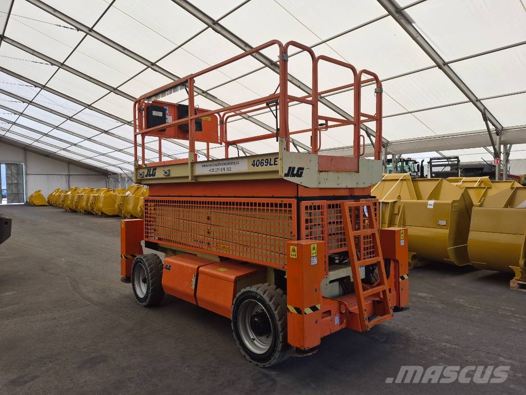 JLG 4096LE + Outiggers (Multiple units available) رافعات مقصية الشكل