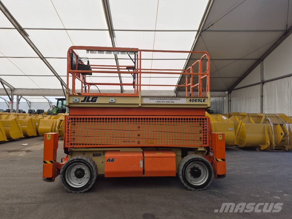 JLG 4096LE + Outiggers (Multiple units available) رافعات مقصية الشكل