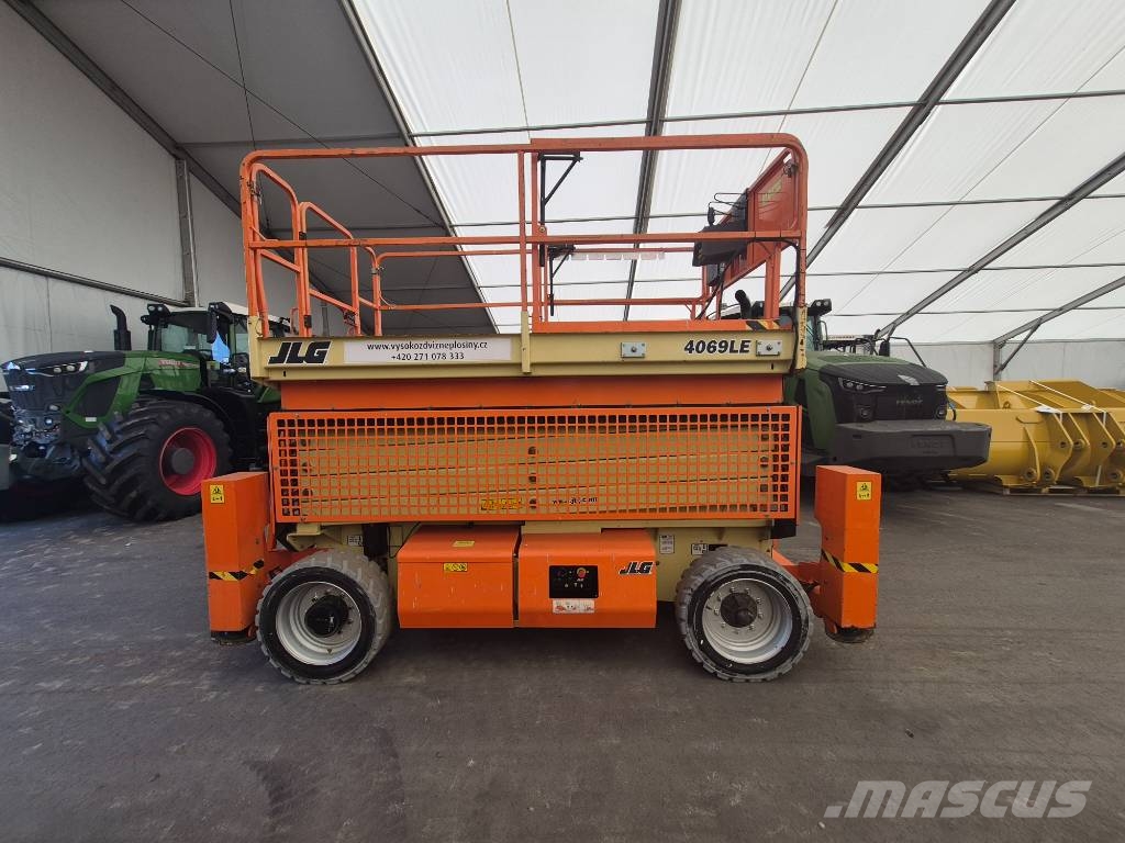 JLG 4096LE + Outiggers (Multiple units available) رافعات مقصية الشكل