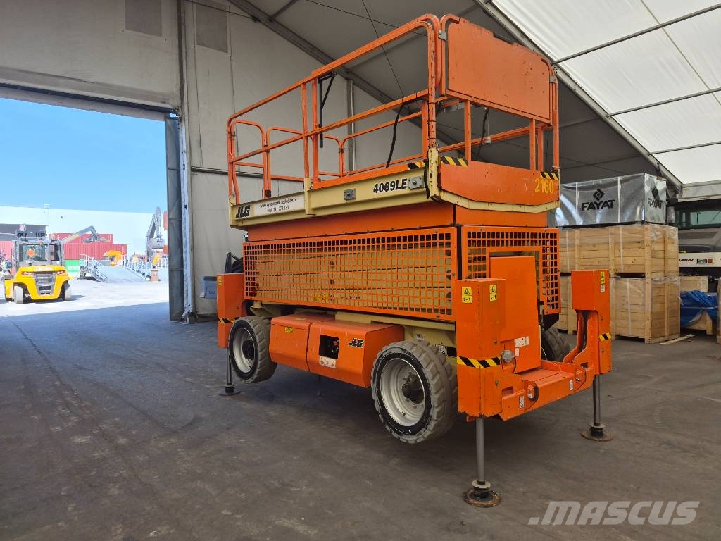 JLG 4096LE + Outiggers (Multiple units available) رافعات مقصية الشكل