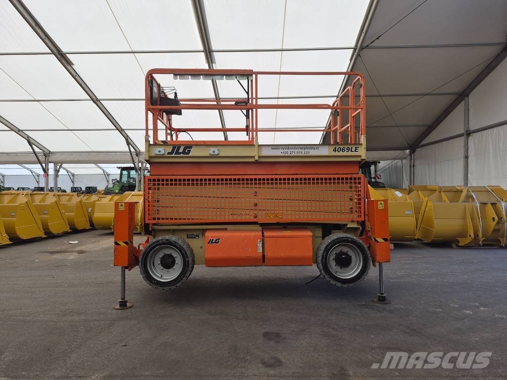 JLG 4096LE + Outiggers (Multiple units available) رافعات مقصية الشكل