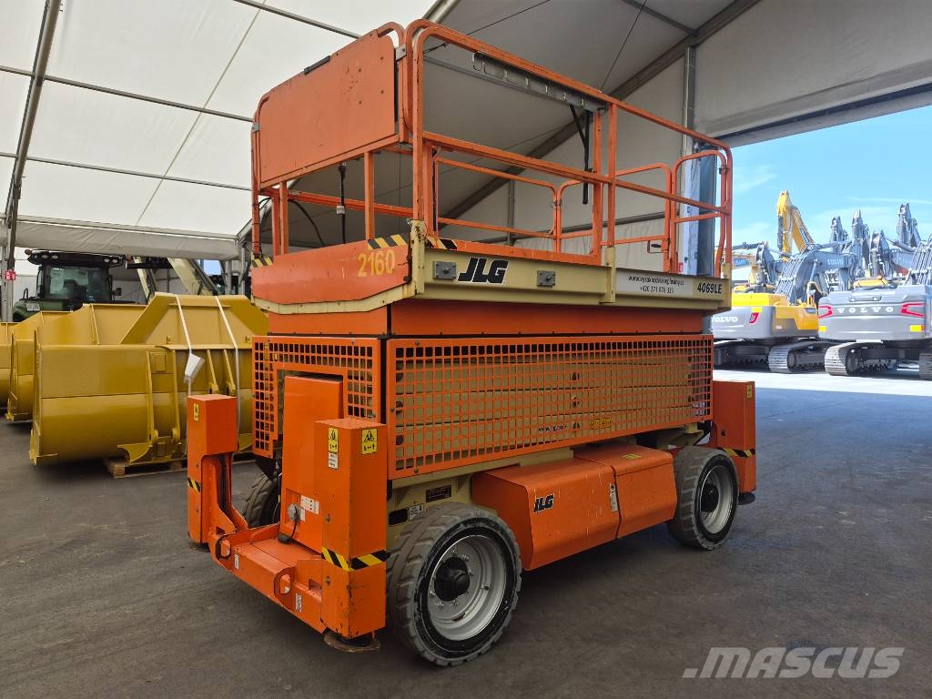 JLG 4096LE + Outiggers (Multiple units available) رافعات مقصية الشكل