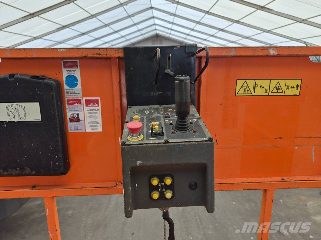 JLG 4096LE + Outiggers (Multiple units available) رافعات مقصية الشكل