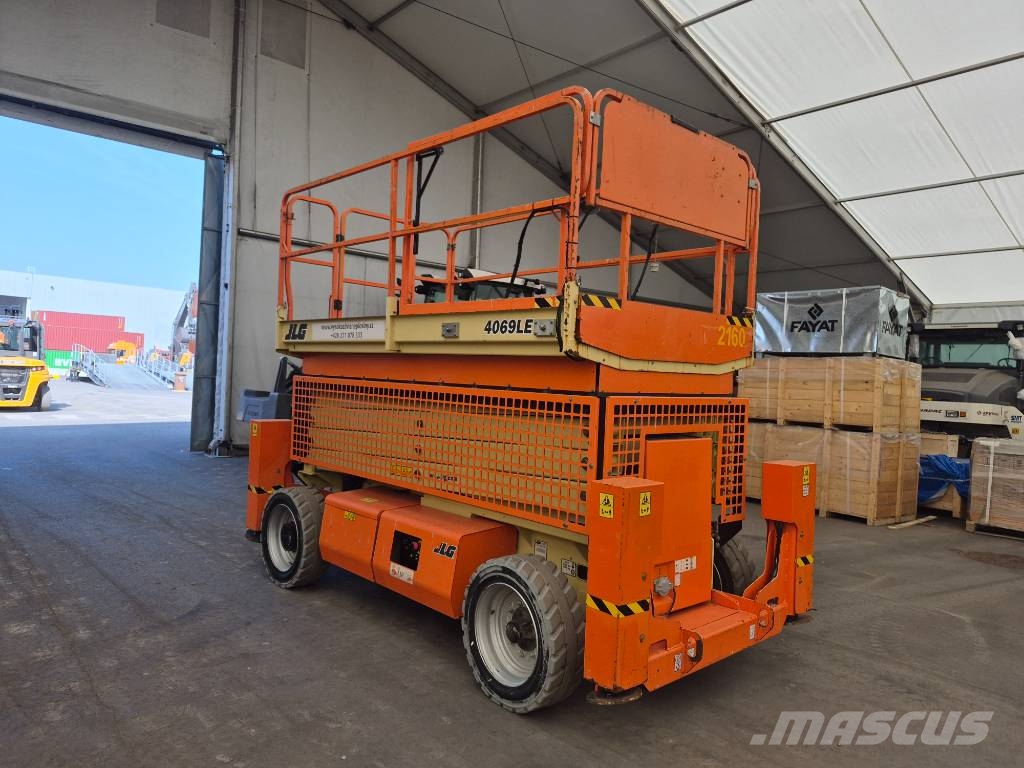 JLG 4096LE + Outiggers (Multiple units available) رافعات مقصية الشكل