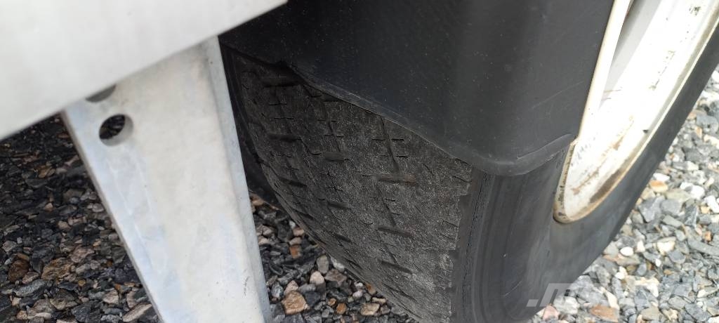Volvo FL 250 kokosivuaukeava Camiones con caja de remolque