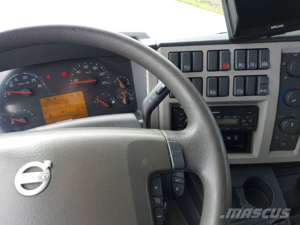 Volvo FL 250 kokosivuaukeava Camiones con caja de remolque