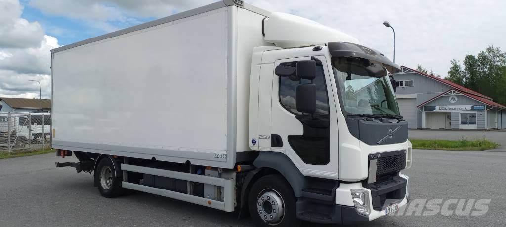 Volvo FL 250 kokosivuaukeava Camiones con caja de remolque