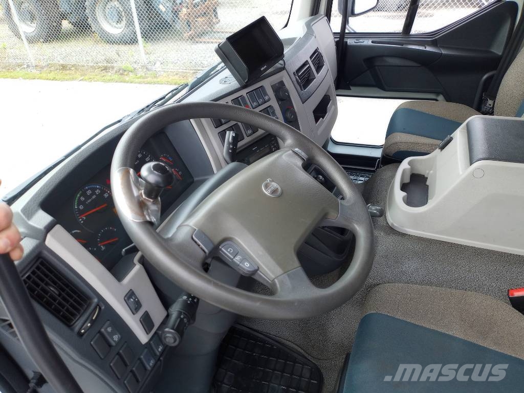 Volvo FL 250 kokosivuaukeava Camiones con caja de remolque