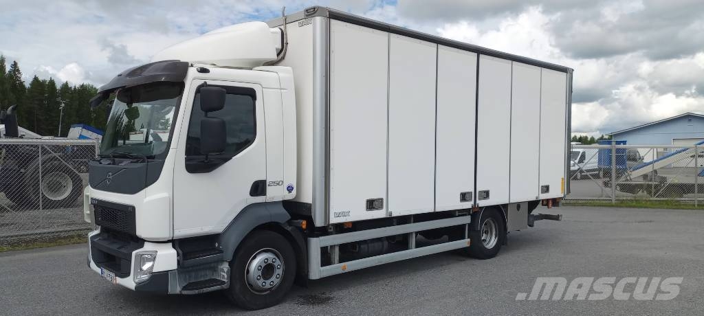 Volvo FL 250 kokosivuaukeava Camiones con caja de remolque