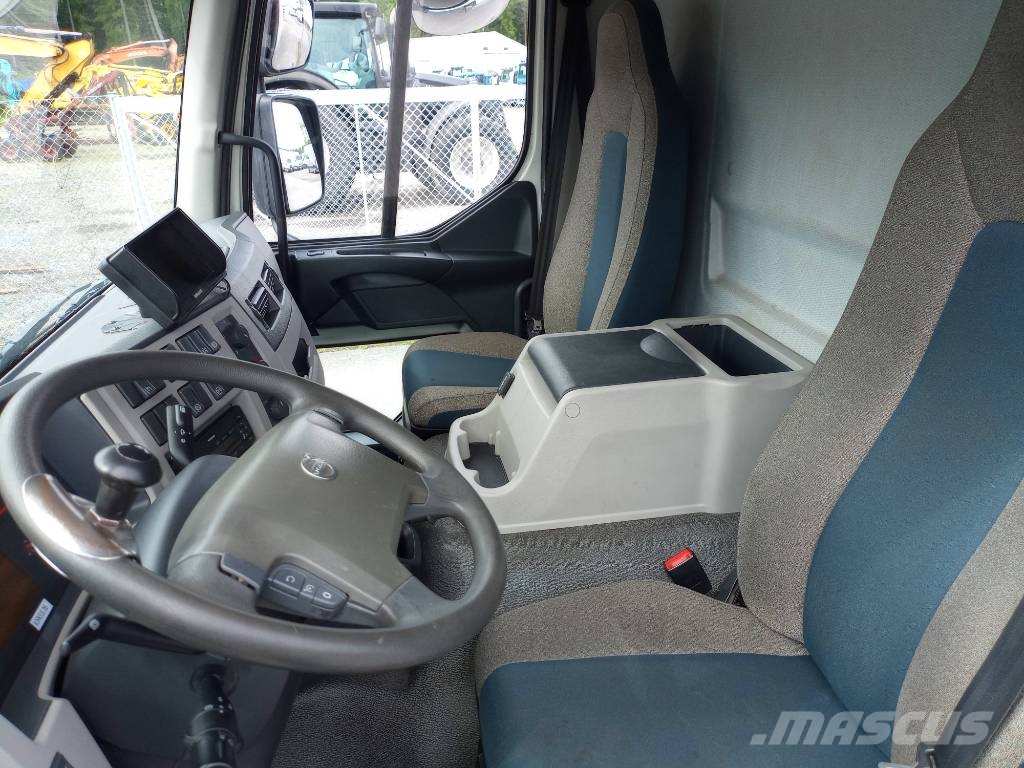 Volvo FL 250 kokosivuaukeava Camiones con caja de remolque