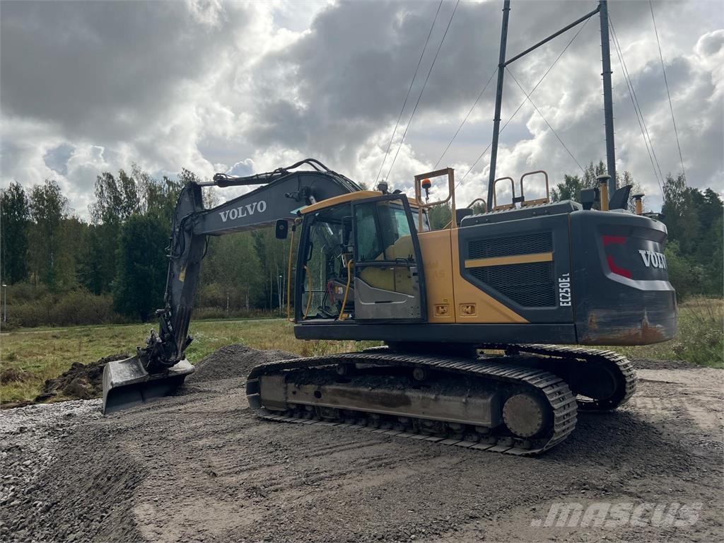 Volvo EC250EL حفارات زحافة