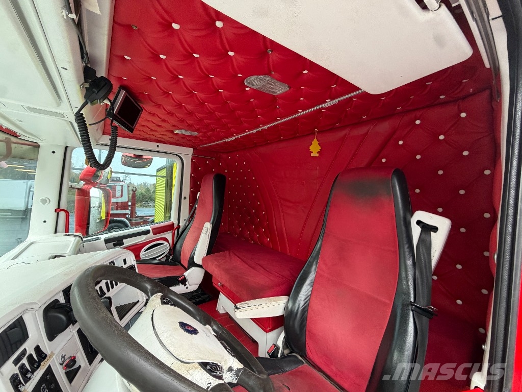 Scania R560 8x4/4 Rol kiper kamioni sa kukom za podizanje tereta