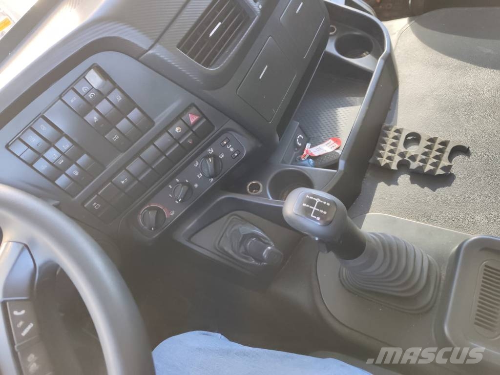 Iveco Stralis 260 S31 XP Vlakke laadvloer met kraan