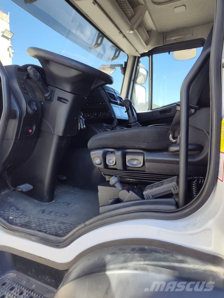 Iveco Stralis 260 S31 XP Vlakke laadvloer met kraan