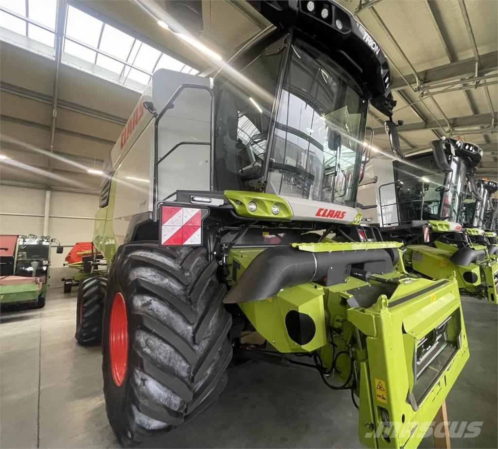 CLAAS Trion 750 Montana حصادات