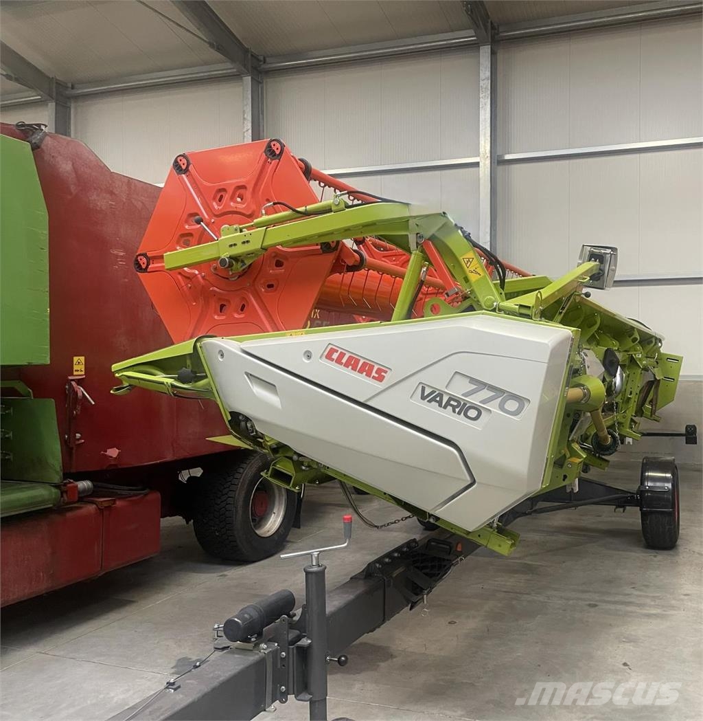 CLAAS Trion 750 Montana حصادات
