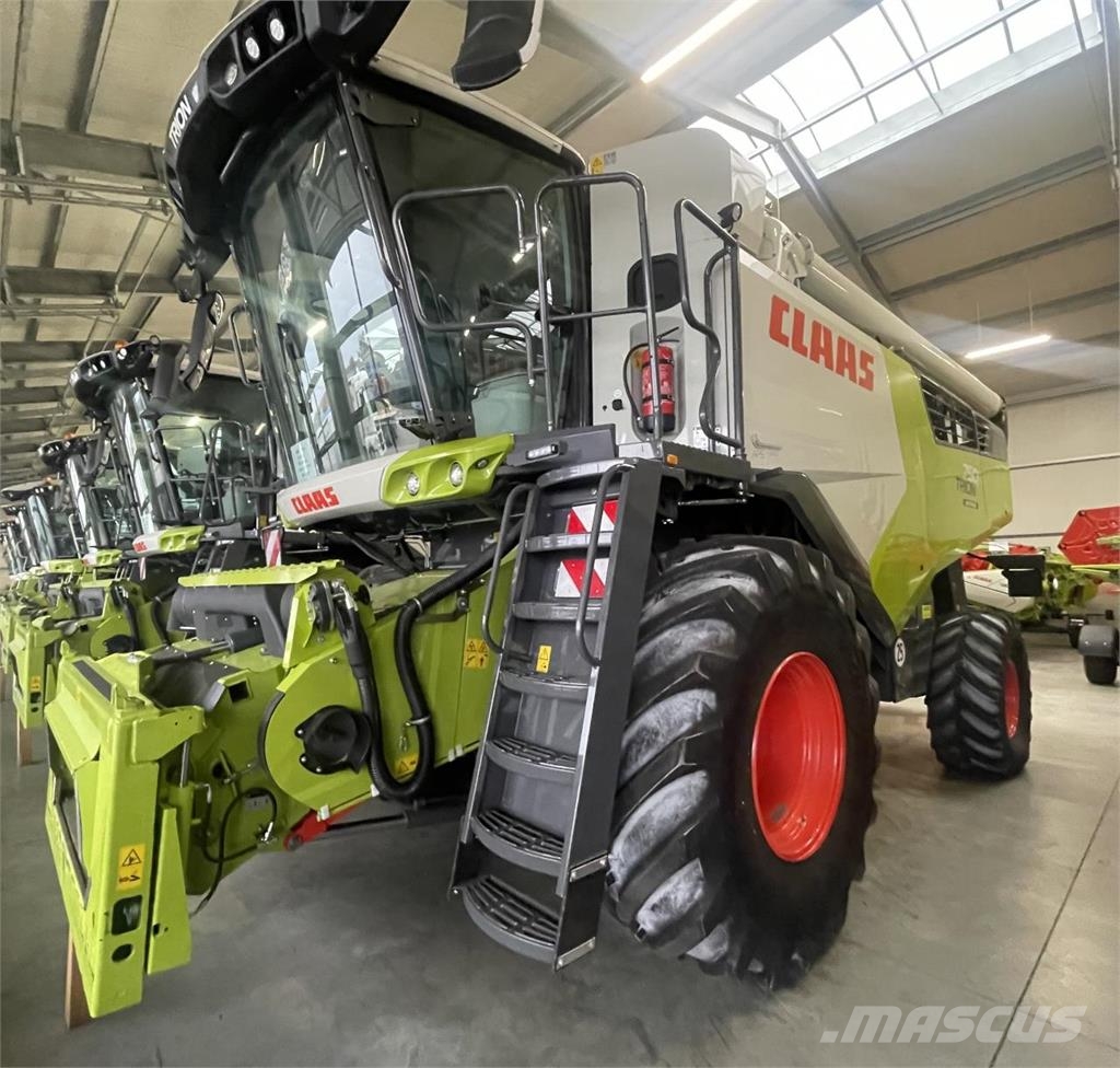 CLAAS Trion 750 Montana حصادات