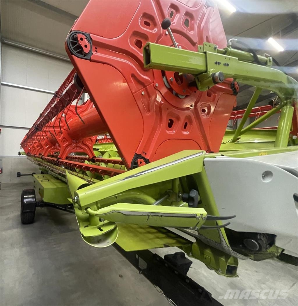 CLAAS Trion 750 Montana حصادات