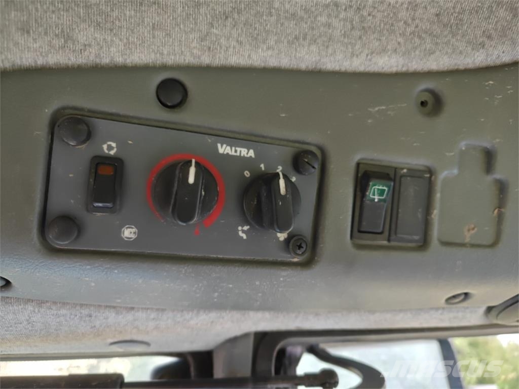 Valtra C100 الجرارات