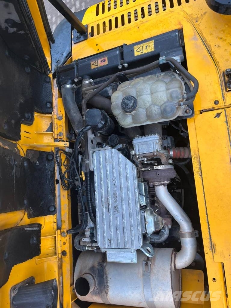 JCB JS 130 LC 履带挖掘机