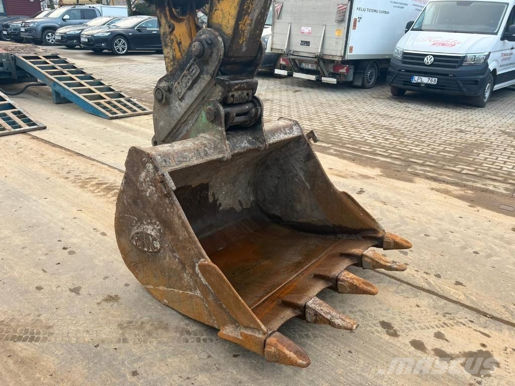 JCB JS 130 LC 履带挖掘机