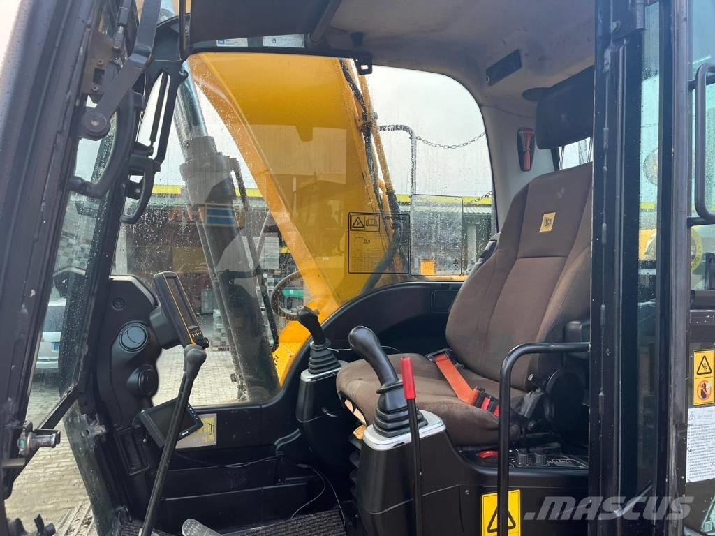 JCB JS 130 LC 履带挖掘机