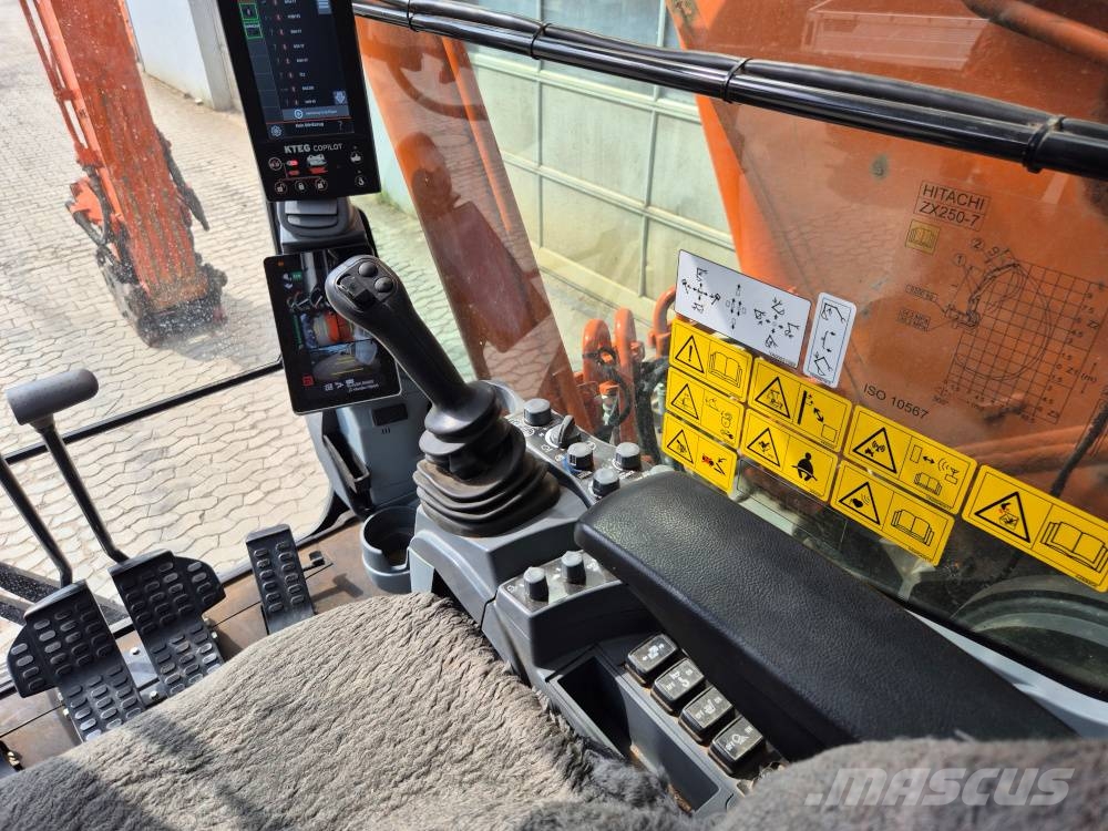 Hitachi ZX 250 LC N-7 Kāpurķēžu ekskavatori