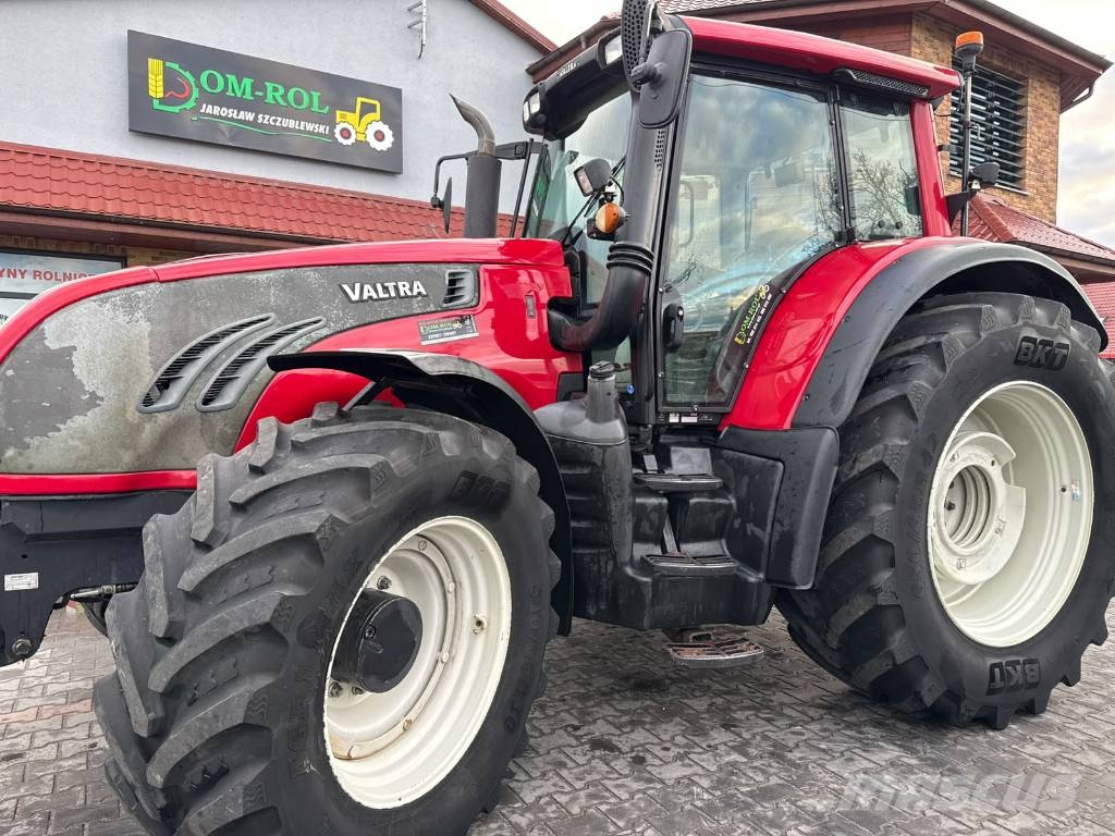 Valtra T 182 Traktory